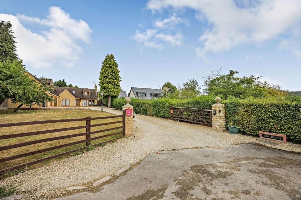 Beautiful 4-5 Bedroom Village House With Rural Views Salford  Buitenkant foto