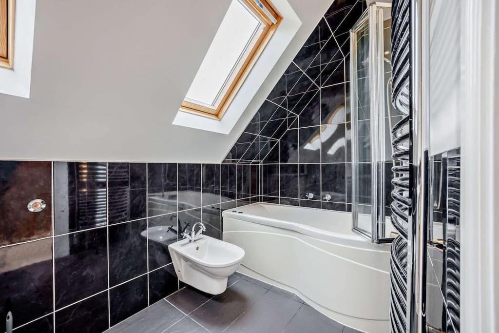Beautiful 4-5 Bedroom Village House With Rural Views Salford  Buitenkant foto