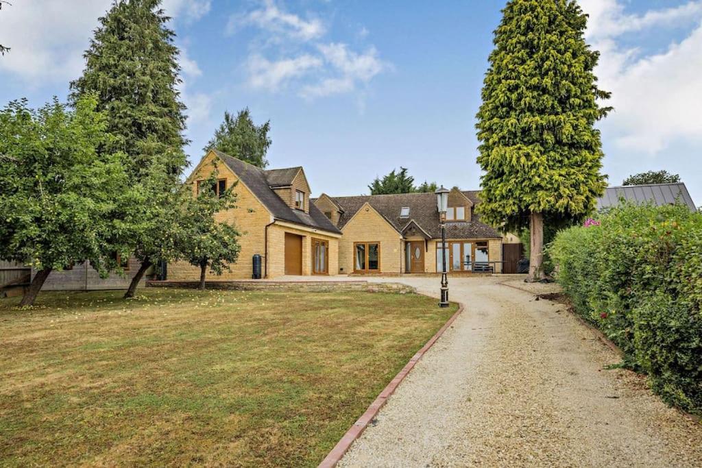 Beautiful 4-5 Bedroom Village House With Rural Views Salford  Buitenkant foto