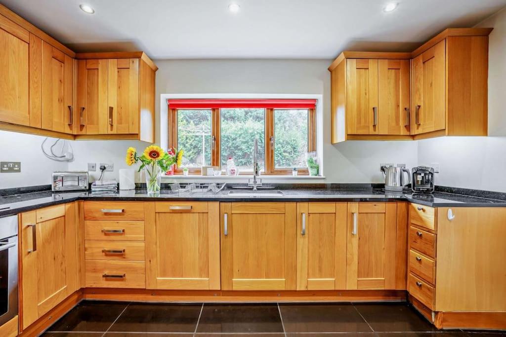Beautiful 4-5 Bedroom Village House With Rural Views Salford  Buitenkant foto
