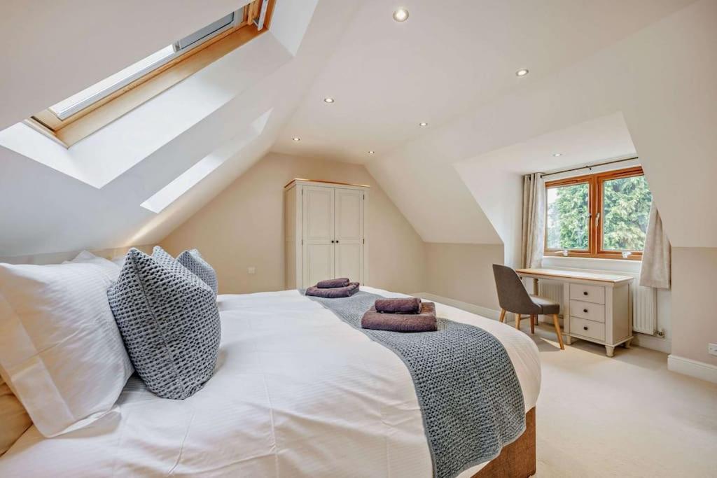 Beautiful 4-5 Bedroom Village House With Rural Views Salford  Buitenkant foto