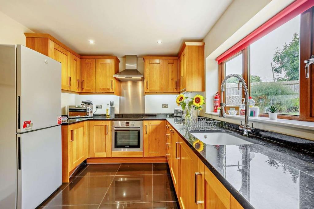 Beautiful 4-5 Bedroom Village House With Rural Views Salford  Buitenkant foto